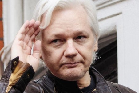 دست دموکراسی گلوی آزادی را گرفت