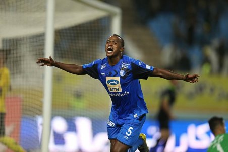 گلکاری استقلال با پاتوسی در نصف جهان