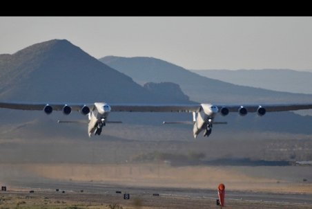 پرواز بزرگترین هواپیمای جهان در آمریکا