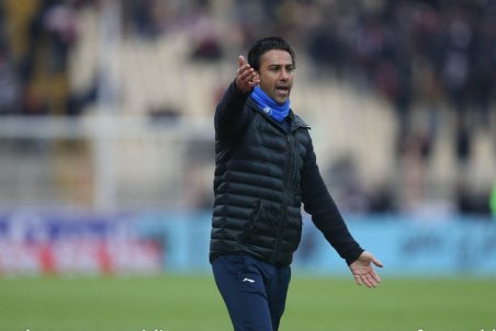 فرهاد نفر اول نیمکت شیرین