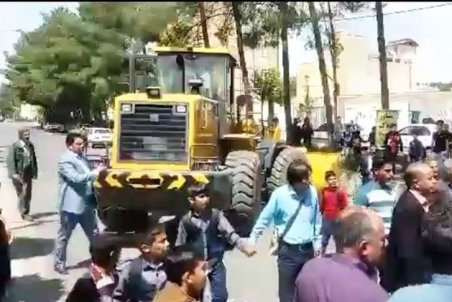 لرستان| ماجرای بستن خیابان با لودر
