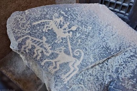 یزد| سنگ‌نگاره‌های چند هزارساله اسیر یادگاری نویسی