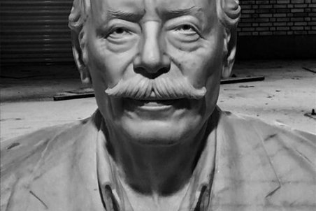 تهران| سردیس مرحوم جمشید مشایخی اصلاح شد