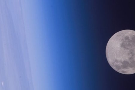 تنها راه حفظ زمین، قابل سکونت کردن ماه است