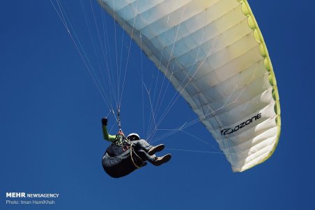 همدان| برگزاری مسابقات پرواز با پاراگلایدر