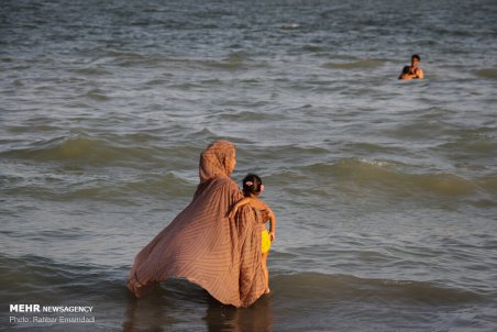هرمزگان| لذت آبتنی در گرمای بندرعباس