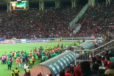 چاقو دسته‌اش را برید