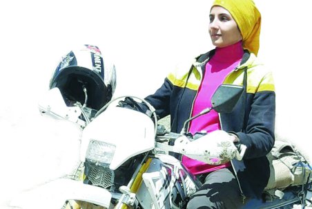 گفتگو با عرفانه فریدنی که حکم صدور گواهینامه موتور به نفع او صادر شد