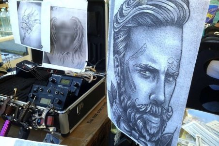 بازداشت مرد آرایشگری که برای بانوان تتو می‌زد + تصاویر