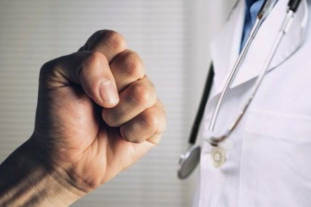 بیمار خشمگین پزشک دزفولی را مورد ضرب و شتم قرار داد