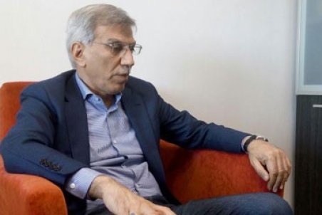 عباس ایروانی در وبسایت شخصی اش،خود را چگونه معرفی می کند؟