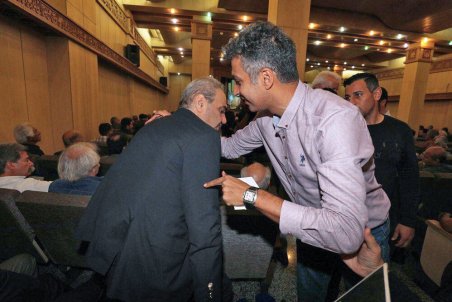 لحظه دیدار فردوسی‌پور و خیابانی در مجلس ترحیم