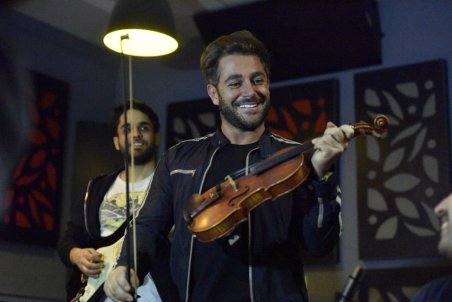 رضا گلزار به جای اجرای کنسرت، گلفروشی بزند