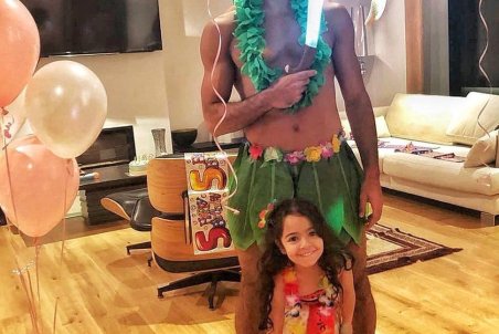 پوشش عجیب محمد صلاح در جشن تولد دخترش