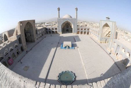 فرسودگی شبکه فاضلاب مانع رفع نم‌زدگی دیوار مسجد جامع اصفهان شد