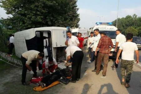 تصادف مینی‌بوس دانش‌آموزان دختر با کوه در سیستان و بلوچستان/ مصدومیت 10 تن