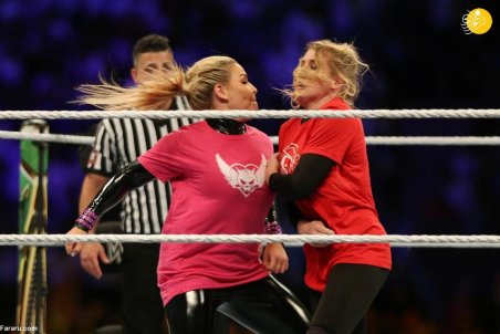 مسابقه کشتی کج زنان برای نخستین بار در عربستان با پوشش متفاوت