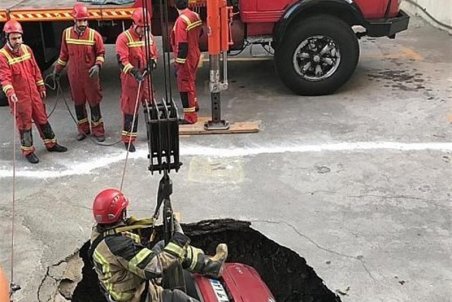 بلیعده شدن هیوندا در گودال ۳ متری خیابان ایران + تصاویر