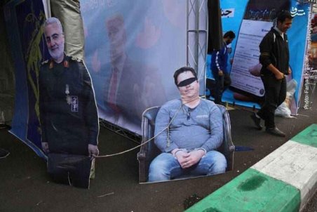 روح‌الله زم طناب‌پیچ شده در دستان سردار سلیمانی