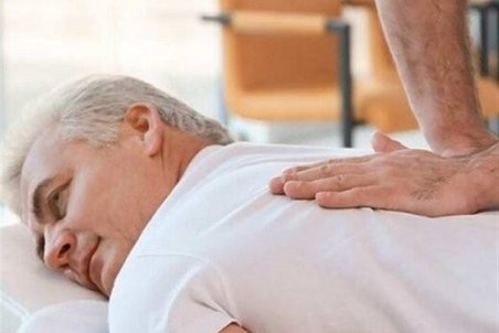 طرح ماساژ کارمندان پشت میز محل کار