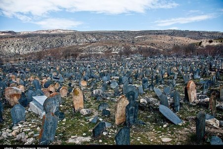 فیلم | در قدیمی‌ترین قبرستان مسلمین در ایران چه کسانی دفن هستند؟