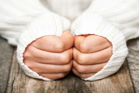 علت سردی دست و پا چیست و چگونه رفع می‌شود؟