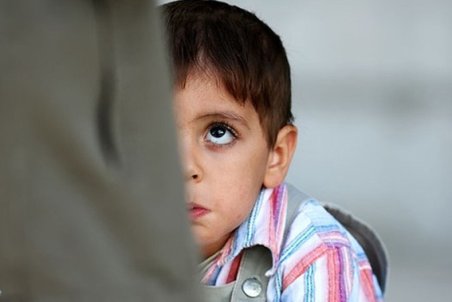 آزار و اذیت کودک ۷ ساله توسط پسر شیطان صفت!