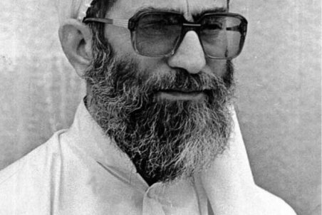 تصویری کمتر دیده شده از آیت‌الله خامنه‌ای در لباس سیستان و بلوچستانی