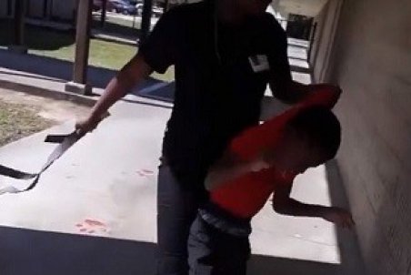 مادری که وحشیانه کودک خود را با کمربند کتک می‌زند + فیلم