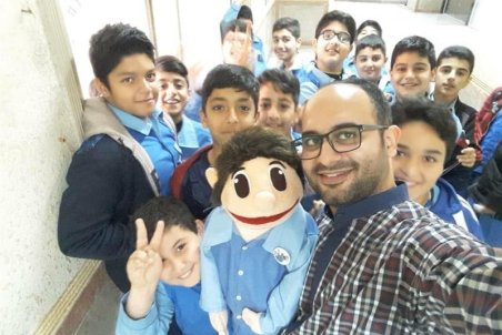 معلمی که در کلاس درس "نوازندگی و عروسک‌‌گردانی" می‌کند!