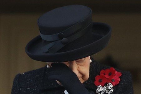 (تصاویر) اشک ملکه انگلیس در آمد