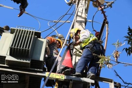 برق‌گرفتگی دو مامور اداره برق روی ترانس خیابان احمدآباد+عکس
