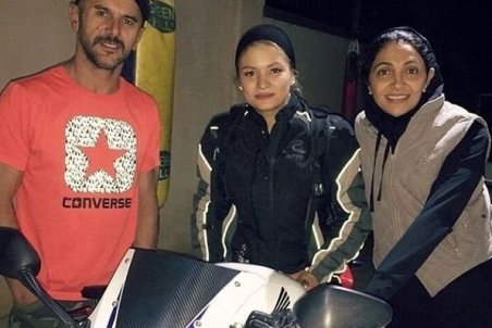 عکس امین حیایی و همسرش با بانوی موتورسوار ایران