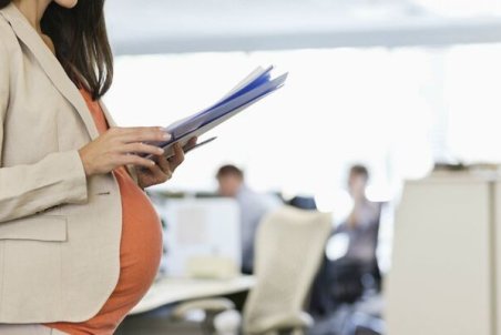 قوانین مرخصی زایمان و بارداری؛ از کمک هزینه بارداری تا مرخصی زایمان