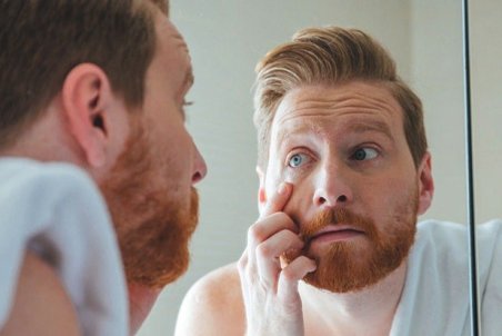 پف دور چشم چرا رخ می‌دهد؟ + روش درمان