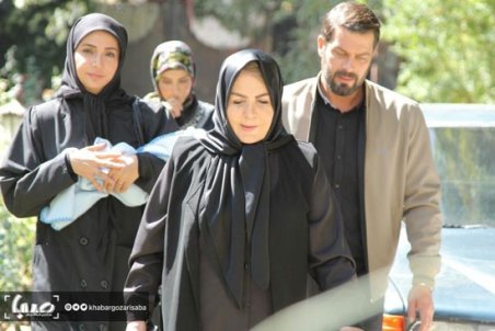 «بیگانه‌ای با من است» به نیمه رسید