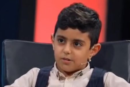 فیلم | درآوردن ادای گزارشگر تراکتور توسط کودک ۸ ساله روی آنتن تلویزیون