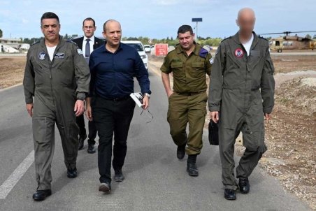 (تصویر) کتاب امام خمینی در دست وزیر دفاع اسرائیل!