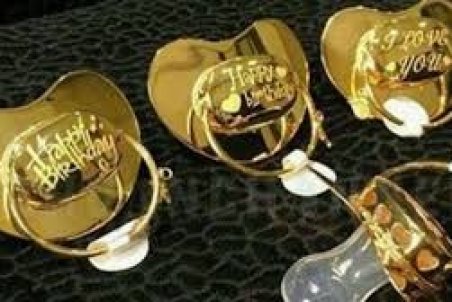 نوزادانی که لاکچری به دنیا می آیند/ پستونک طلا چقدر در پرورش نوزادان اثرگذار است؟