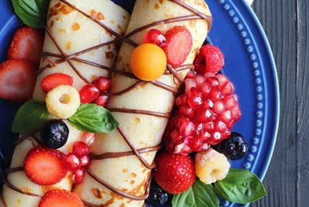 رول کرپ با انار؛ صبحانه دلچسب فرانسوی