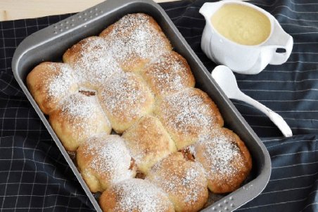 نان بوختلن با مغزی مربا و سس وانیلی