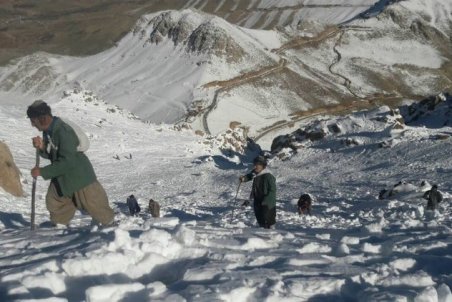 (ویدئو) داستان دردناک پدر و مادر فرهاد و آزاد از کولبری و مرگ فرزندانشان