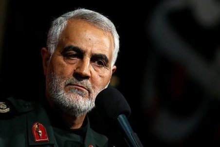 تصویر دیده نشده از حضور سردار سلیمانی در محل دفن صدام حسین
