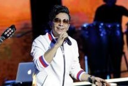 حرکت ستودنی خواننده پاپ برای سلفی گرفتن با هوادار معلول + فیلم