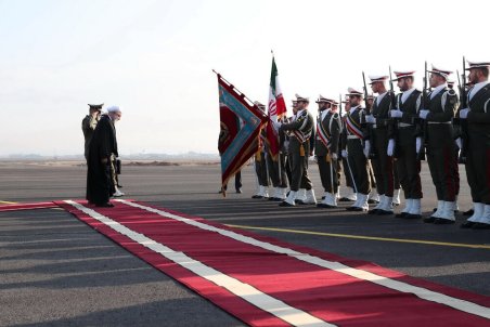 تصویری از احترام ویژه روحانی به گروه تشریفات نظامی