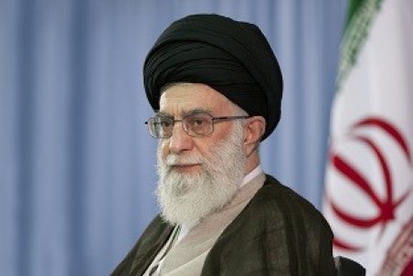 فرزند سپهبد سلیمانی در آغوش رهبر انقلاب / عکس