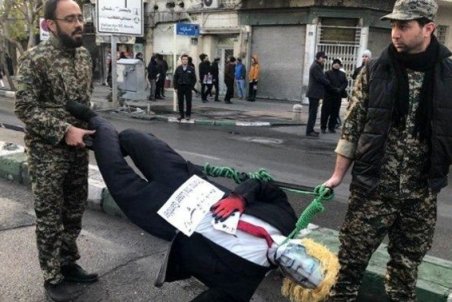 (عکس) اعدام نمادین ترامپ در مراسم تشییع پیکر سردار سلیمانی