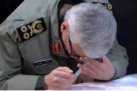 (عکس) اشک‌های سرلشکر باقری بر سر پیکر شهید سلیمانی