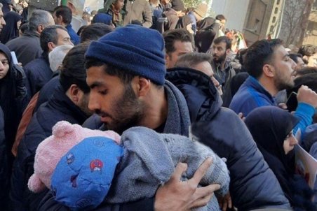 تصویری از حضور بازیکن پرسپولیس در تشییع پیکر سردار سلیمانی