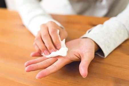 ترفندهایی برای درمان عرق کف دست و پا